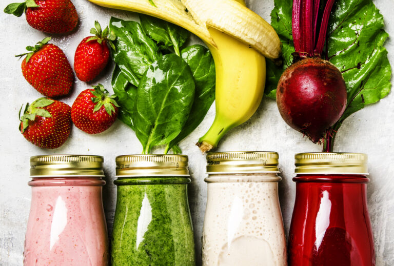 Imagen con frascos llenos de líquido de colores combinando con las verduras del que fueron hechos