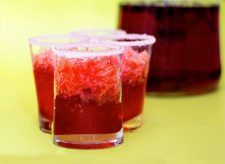 Vasos con líquido rojo escarchados con sal.
