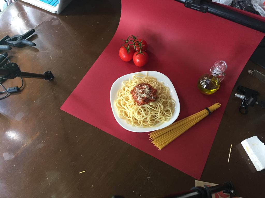 Detrás de cámara del resultado final de la toma fotográfica de un plato de espagueti