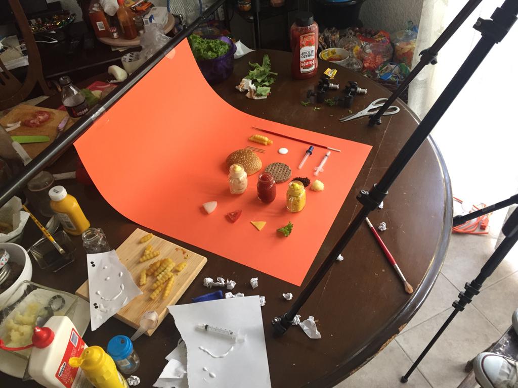 Detrás de cámara de una sesión fotográfica de hamburguesas