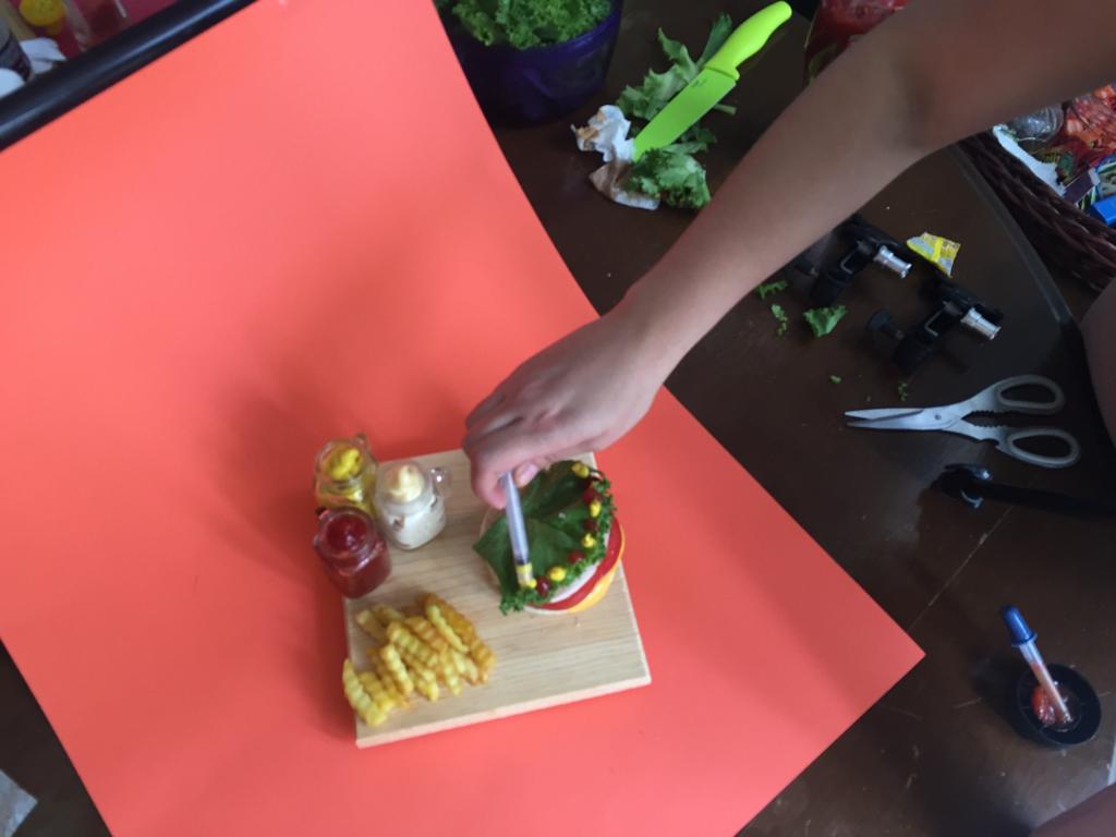 Detrás de cámara de la creación de una hamburguesa para fotografía