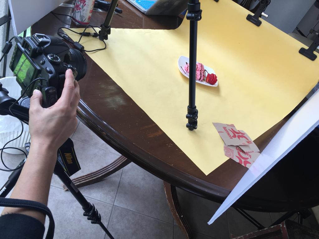 Detrás de cámara de la fotografía de un helado falso decorado con fruta
