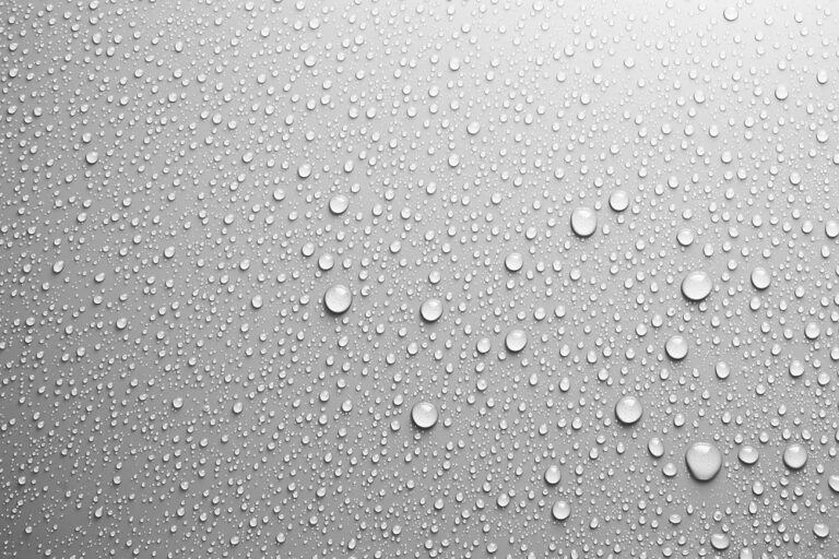 Gotas de agua sobre una pared gris
