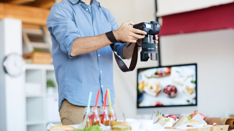 Fotógrafo tomando una foto a alimentos y bebidas