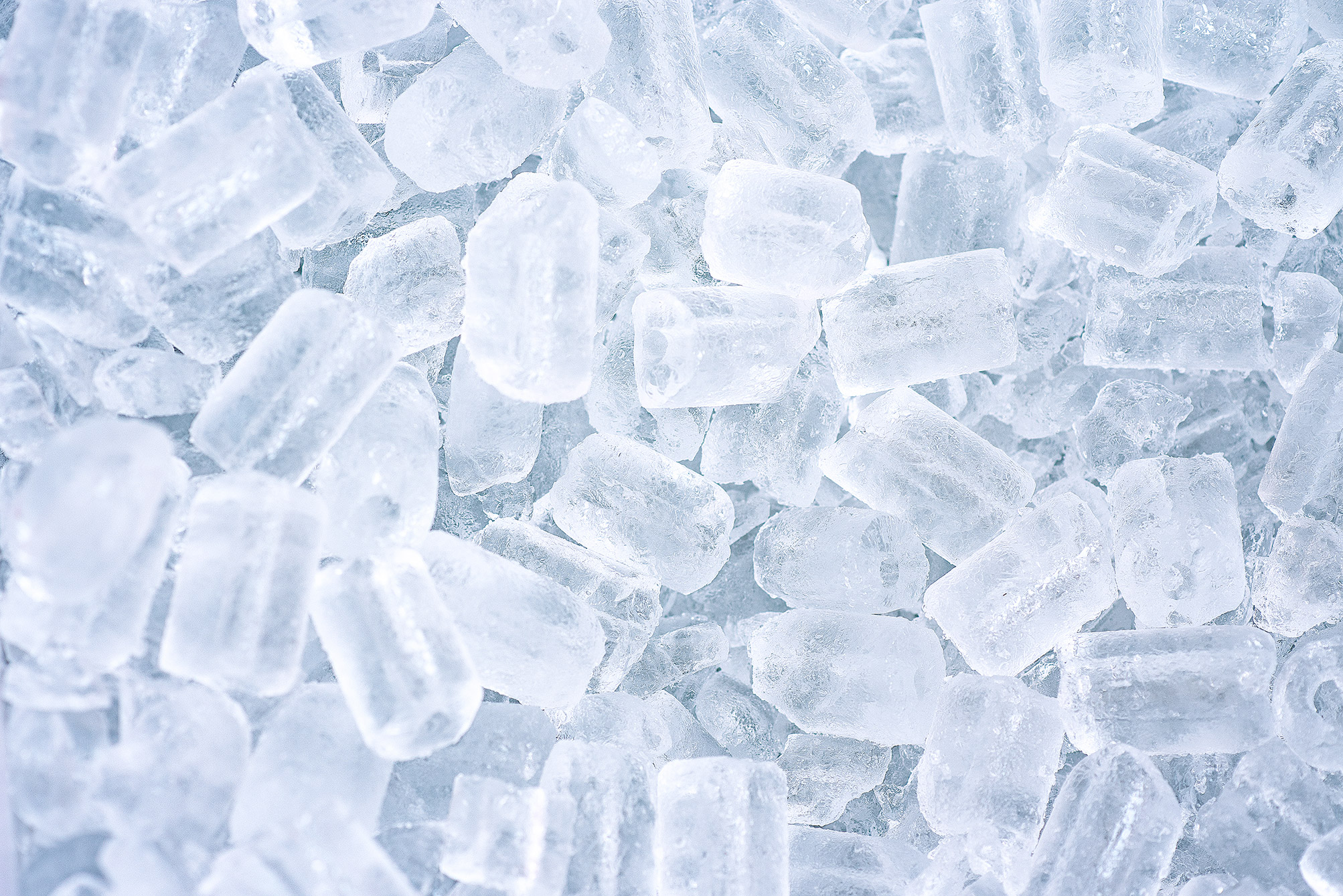 Cubos de hielo naturales en forma de cilindro con un hueco en el centro