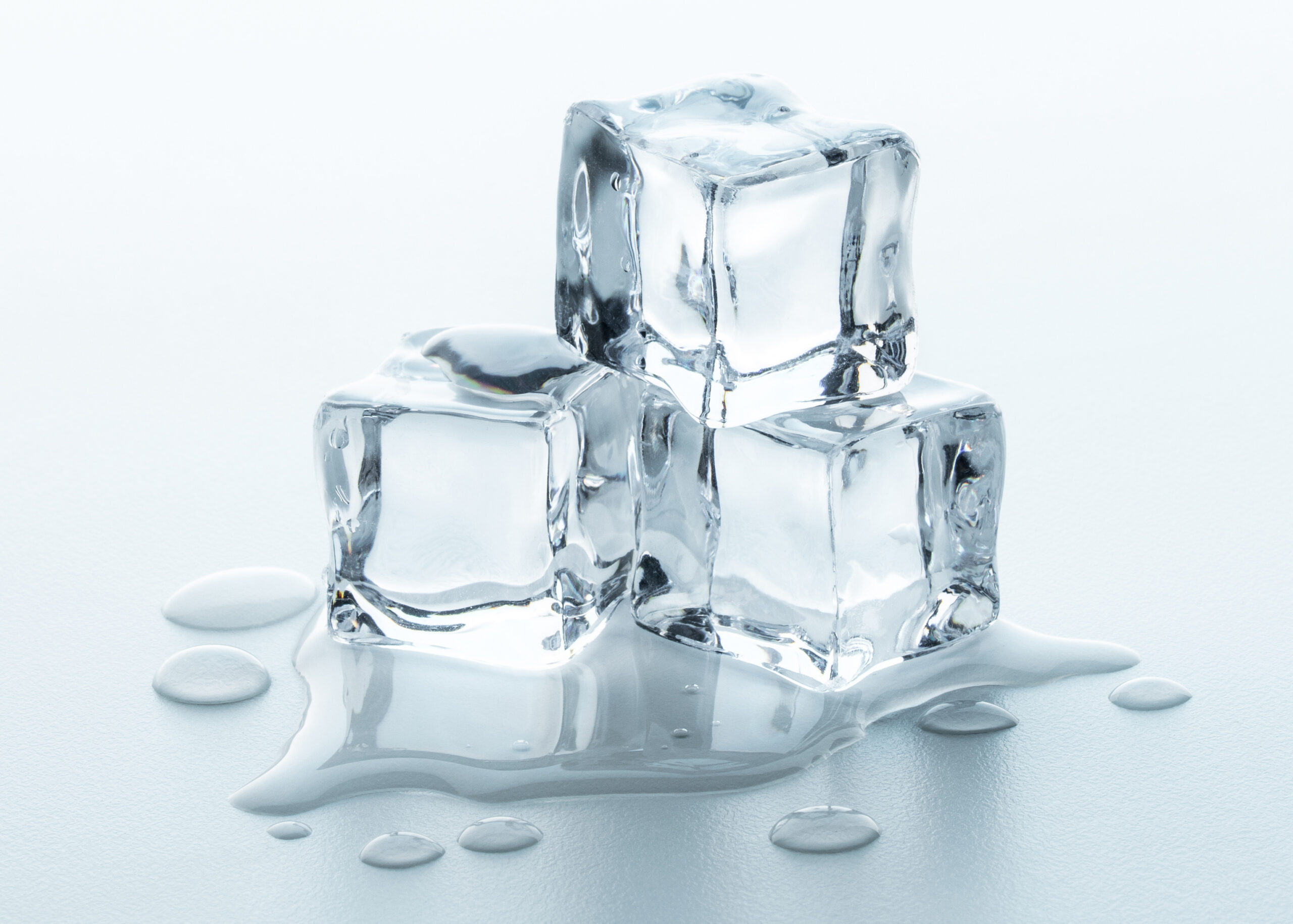 Cubos de hielo de apariencia natural pero son de acrílico
