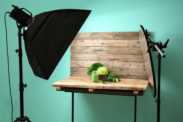Set de fotografía rústico con lámparas y el producto a fotografíar